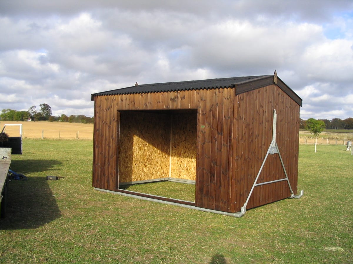 Mobile timber field shelter with a towing frame