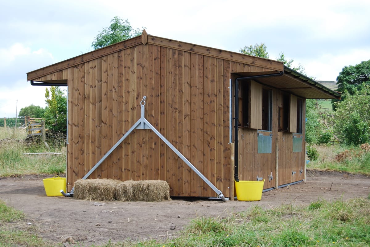 Mobile timber stables with a towing frame
